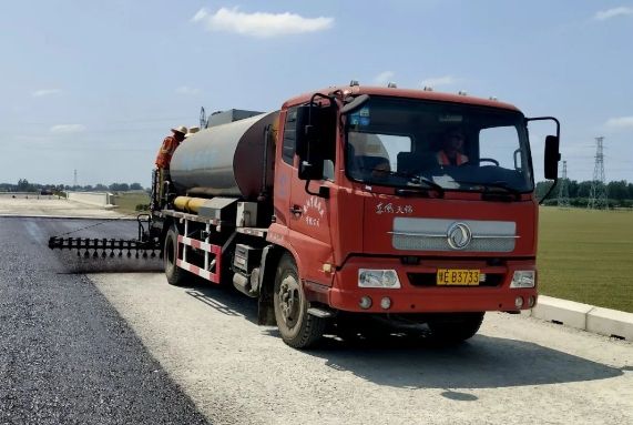 許信高速透層、封層和瀝青下面層試驗段攤鋪圓 滿成功